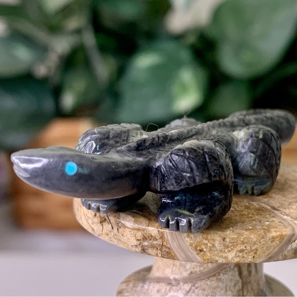 Authentic Zuni Picasso Marble Lizard Fetish Carving Nelson Yatsattie 2.5" Signed - Picture 5 of 16